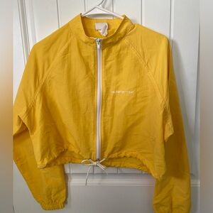 Surf style vintage crop zip up jacket. Size P/S. Made of 100% nylon. Yellow.